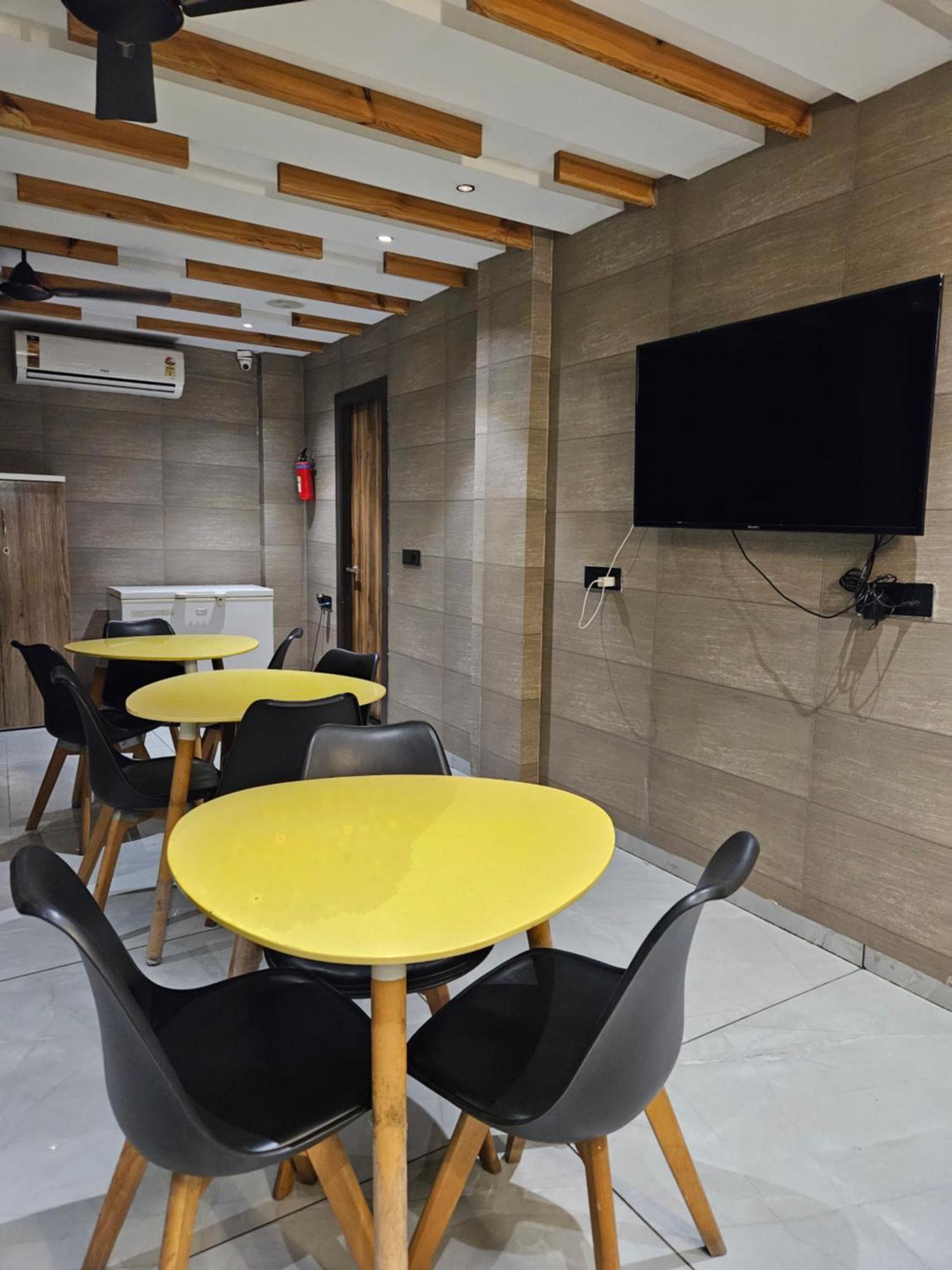 Stayez Studio Apartments Индор Екстериор снимка